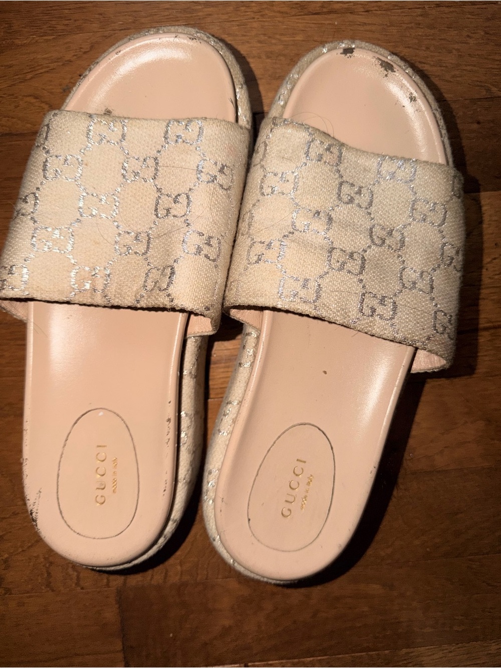 Gucci GG Heritage Slide Sandals. White & Silver